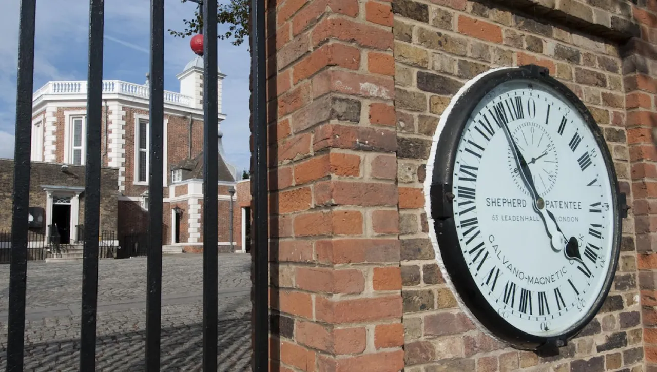 د ساعت صفر نقطه ګرینویچ ده